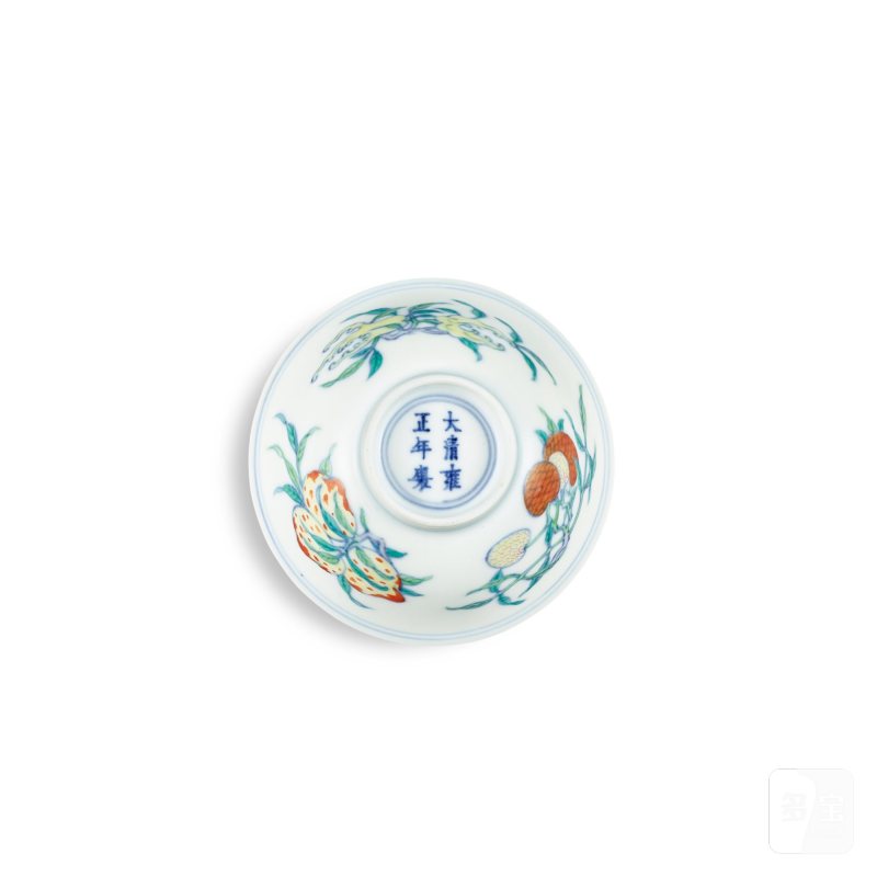 A doucai 'sanduo' cup, Mark and period of Yongzheng | 清雍正 闘彩三多紋小盃 《大清雍正年製》款 - 图3